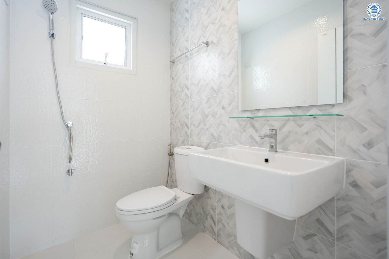 บ้านมือสองตกแต่งใหม่ แบรนด์ LH ม.ชัยพฤกษ์ บางบัวทอง หลังใหญ่ เนื้อที่ 67 ตร.ว. ฟังก์ชัน 3 ห้องนอน 2 ห้องน้ำ จอดรถได้ 2 คัน พร้อม Facilities ครบครัน บนทำเลเดินทางสะดวก ติดถนนบางกรวย-ไทรน้อย ใกล้เซ็นทรัลเวสต์เกต และรถไฟฟ้าสายสีม่วง "สถานีบางพลู"...